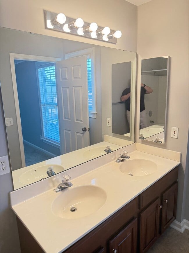 Building Photo - Updated 2 Bed, 2.5 Bath Townhome | Prime Lake Norman Location