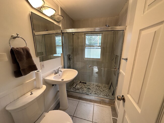 Building Photo - House for Rent in Montclair!