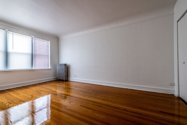 Building Photo - 654 N Pine Ave 5501-09 W Huron Chicago, IL 60644