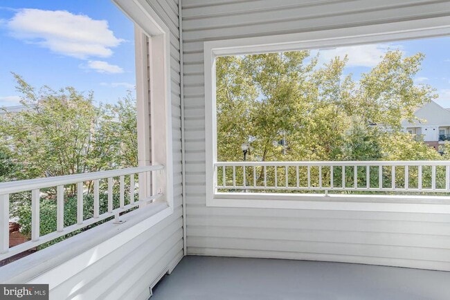 Building Photo - 10706 Symphony Way