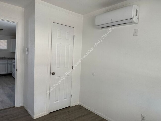 Building Photo - *** Please call us @ 661-266-1400 for info...