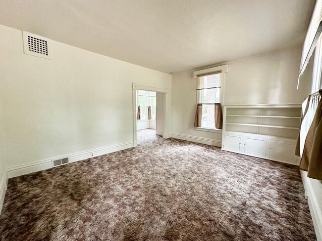 Building Photo - Charming 3 Bedroom Home Near Downtown Elle...