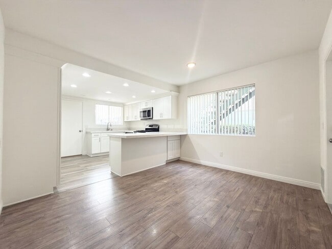 Building Photo - Spacious Townhome in Fire Mtn. w/ Attached Garage!