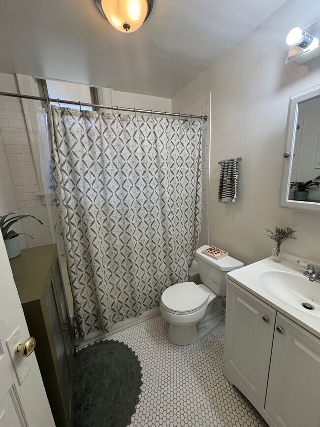 Building Photo - Great Wicker Park Location! Renovated 2 BR!