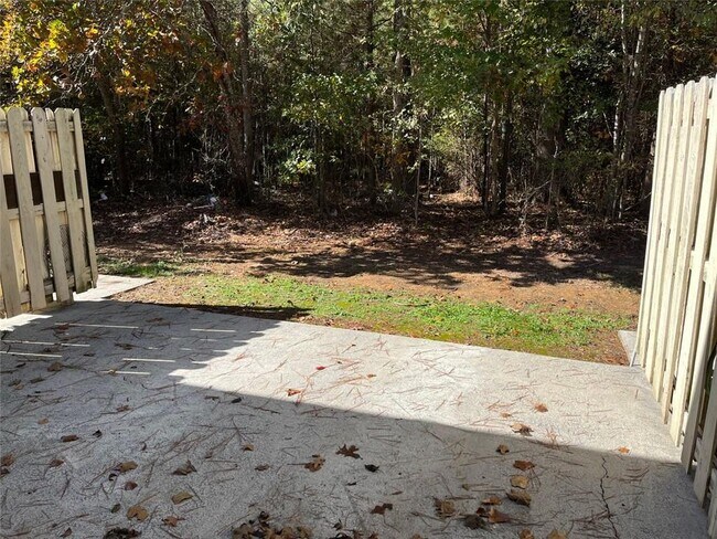 Building Photo - 326 Leafmore Rd SW