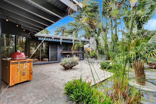 Building Photo - 1613 SW 5th Ct