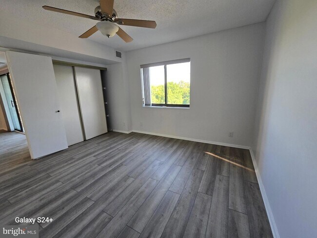Building Photo - 5902 Mt Eagle Dr