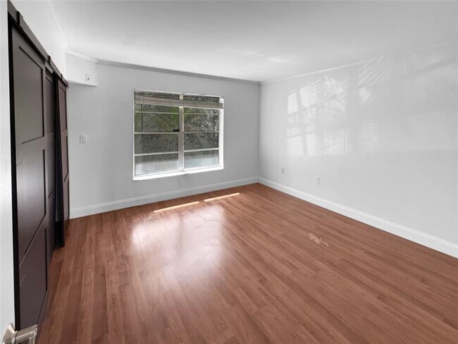 Building Photo - 811 W Oakland Park Blvd