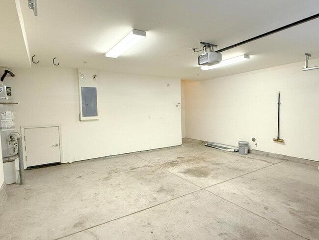 Building Photo - Modern End Unit Townhouse In Great Dublin ...