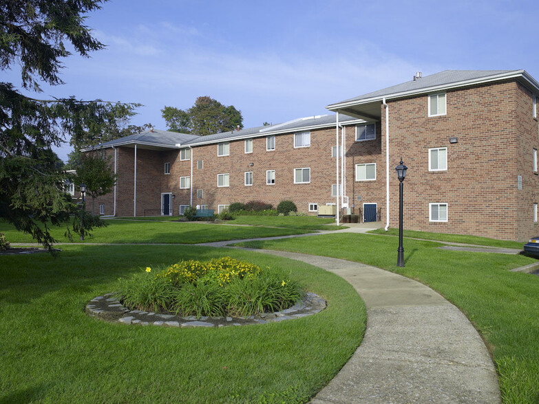 Building Photo - Pine Manor II Apartments