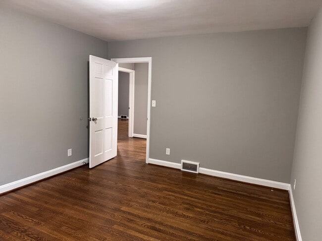 Building Photo - 3 bedroom 1 bath home, located in the Greystone area!