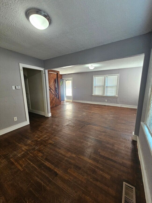 Building Photo - Short-Term Rental ONLY - (4) Bed, (3) Bath with (2) Living Areas Avail NOW!