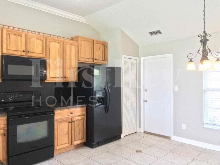 Building Photo - 3600 Molona Dr