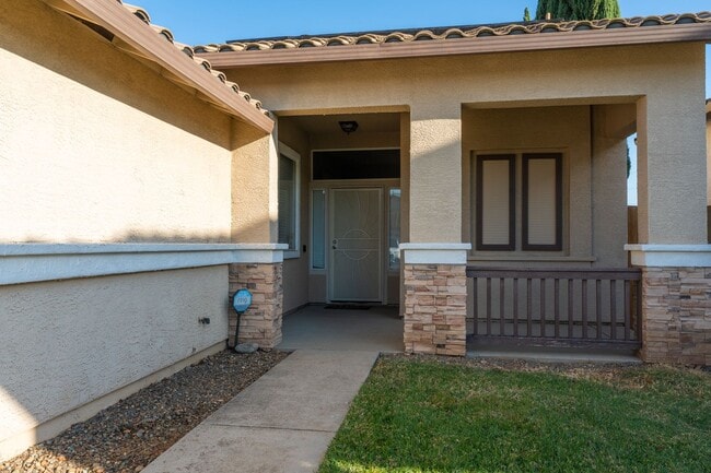 Building Photo - Stunning 3 Bedroom 2 Bath Home