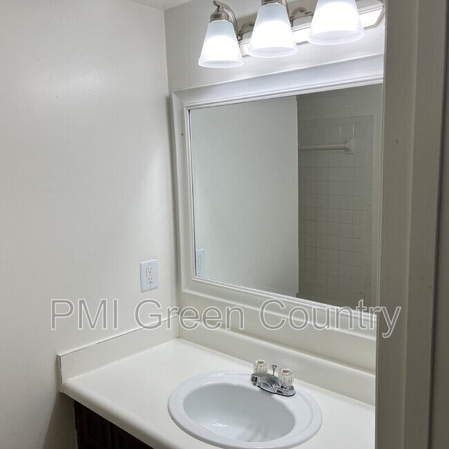 Building Photo - 2216 E 66th Pl