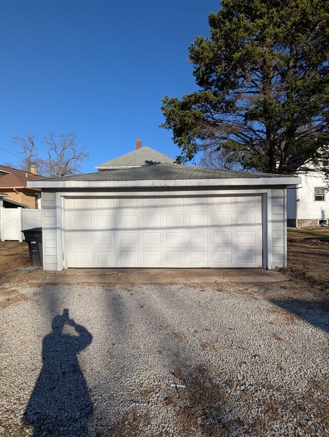 Building Photo - Spacious 3 Bedroom Home with 2 Car Garage and Large Yard!