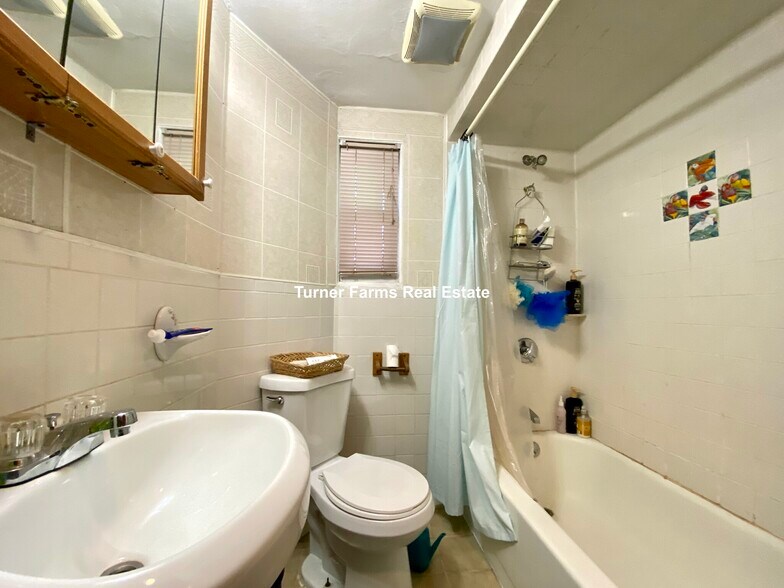 Building Photo - 205 Hillside St