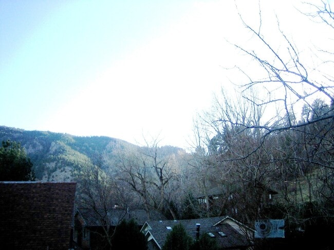 Building Photo - 3 Bedroom, 2 1/2 Bath Townhome - right up ...