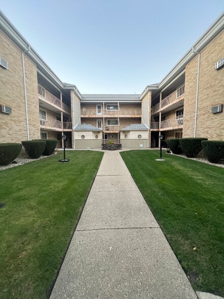 Building Photo - 7206 W Wellington Ave