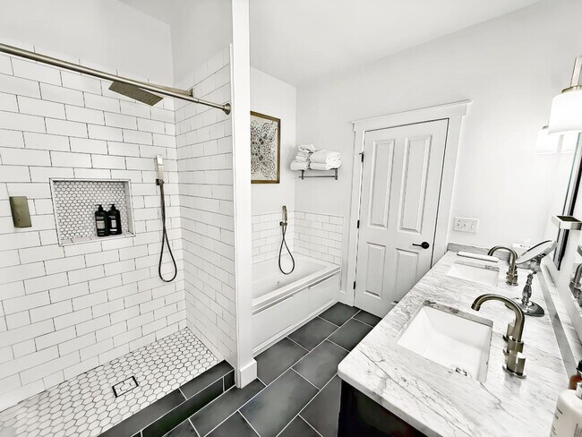 Building Photo - 1408 Pleasant St