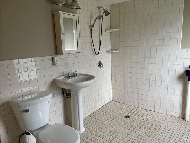 Building Photo - 6 Main St