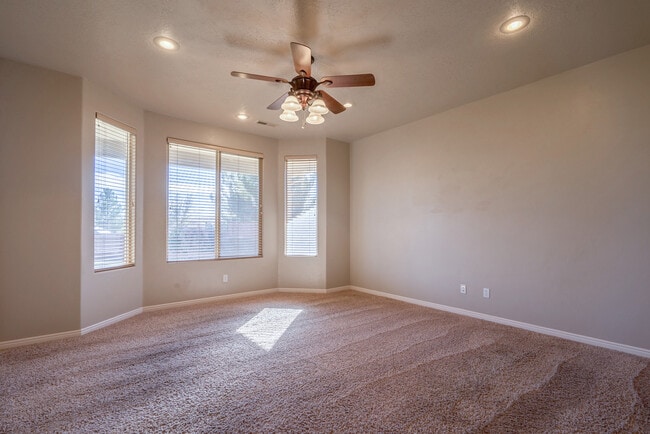 Building Photo - Beautiful St. George Home - Community Pool...