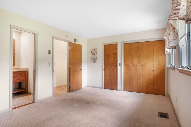 Building Photo - 5 Bed/4.5 Bath Undergrads OK Close to VT