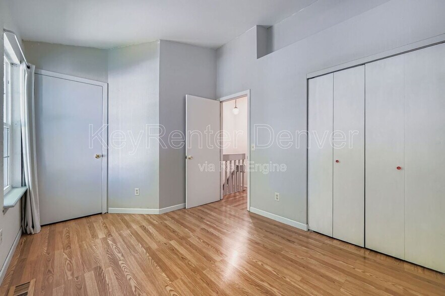 Building Photo - 10587 W Maplewood Dr