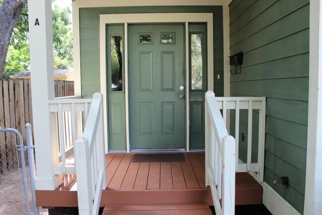 Building Photo - 4 bedroom 3 bath in the heart of North Campus