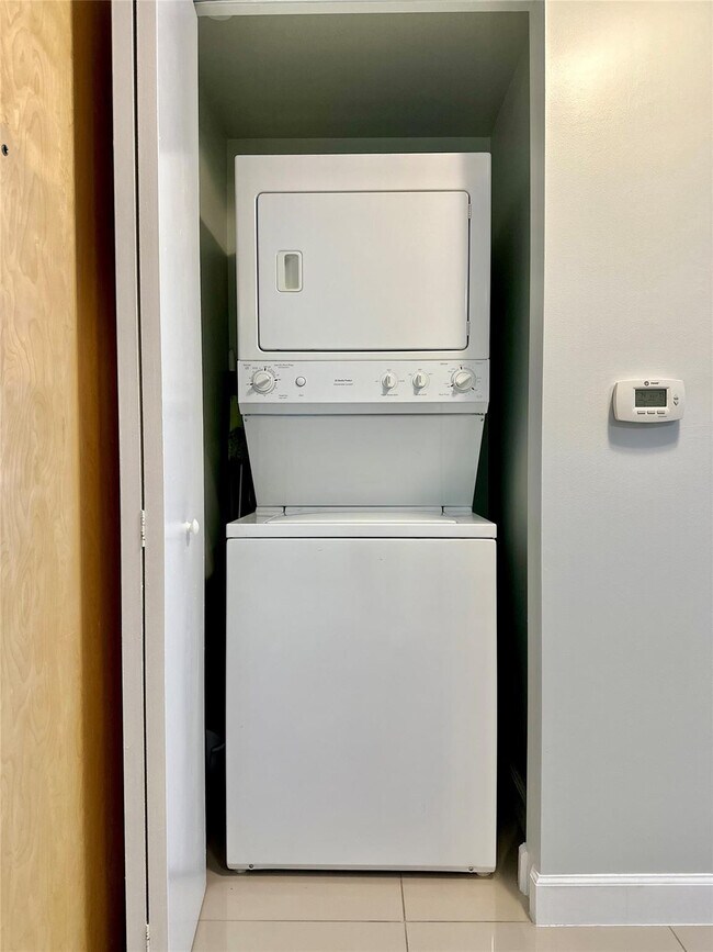 Building Photo - 350 S Miami Ave