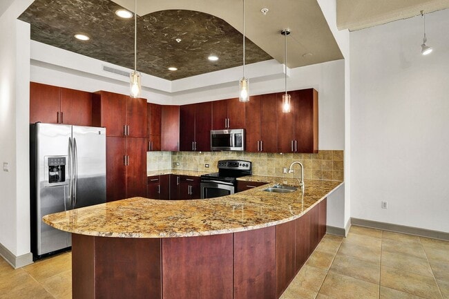 Building Photo - Live the Metropolitan Lifestyle
