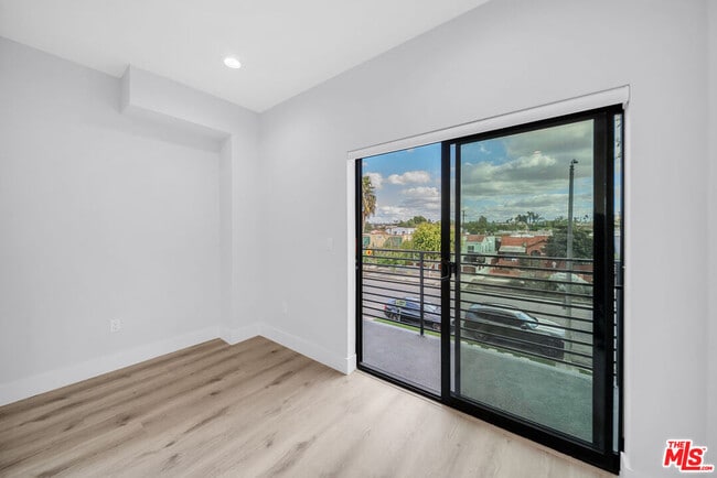 Building Photo - 1218 1/2 Magnolia Ave