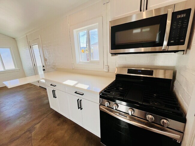 Building Photo - Adorable Studio Cabin near Joshua Tree Town Center