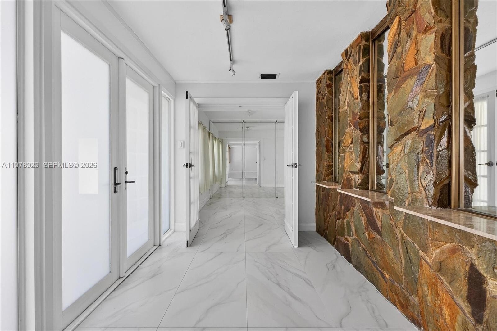 Building Photo - 1470 N Treasure Dr