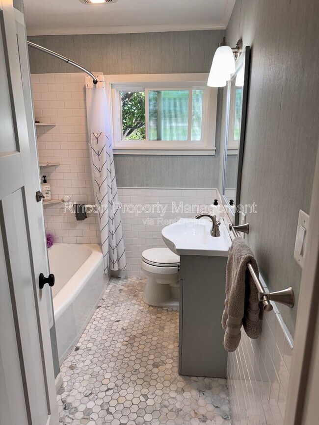 Building Photo - 517 Valmore Ave