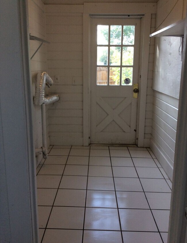 Building Photo - Charming Marysville Home with Bonus Space & Fenced Yard!