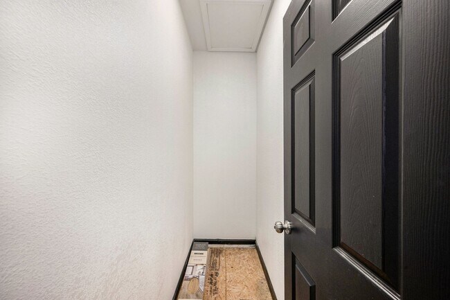 Building Photo - Remodeled 3 Bedroom 2 Bathroom Home!