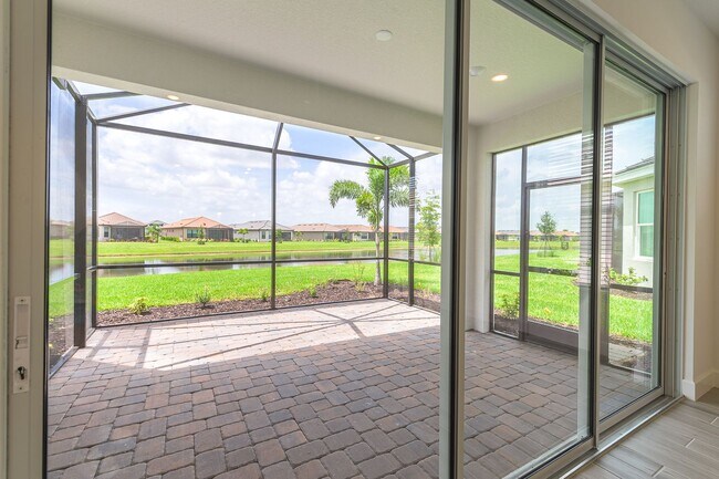 Building Photo - Stunning 2 Bed/2 Bath Home in Esplanade wi...