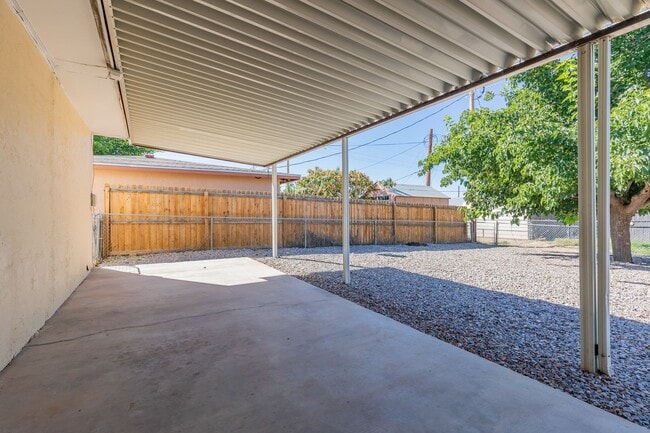 Building Photo - Well Maintained 3 Bedroom 1.5 Bath Home!