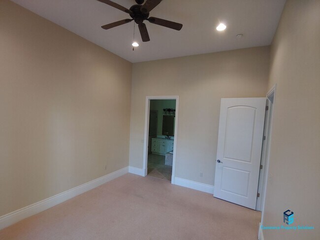 Building Photo - Stunning Penthouse Unit with Beautiful Views available for Rent!