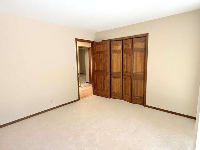Building Photo - NEW PRICE ! Sprawling ranch home located i...