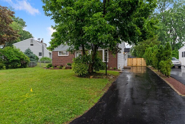 Building Photo - 409 Maiden Ln