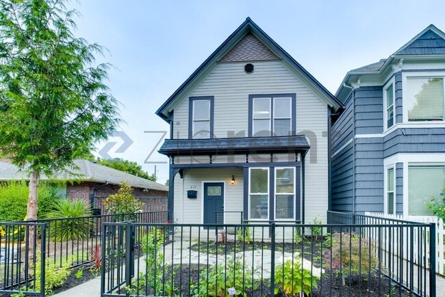 Building Photo - 615 S Yakima Ave