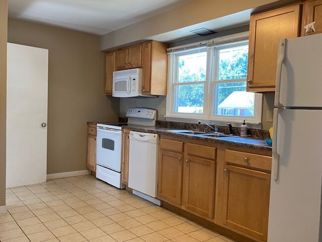 Building Photo - Great Central Location and spacious living...