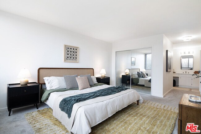 Building Photo - 8701 Delgany Ave