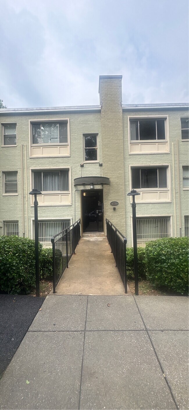 Building Photo - 2850 Hartford St SE