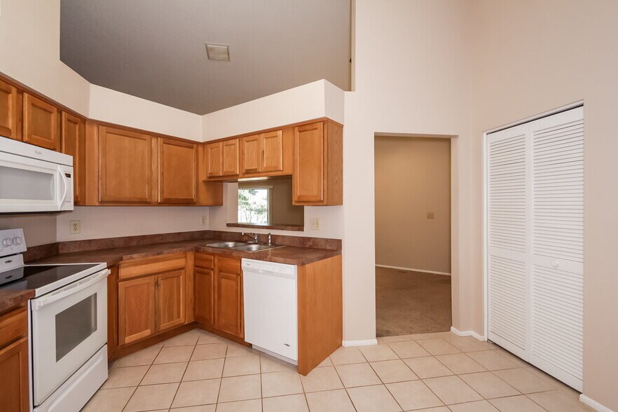 Building Photo - 12906 Longcrest Dr