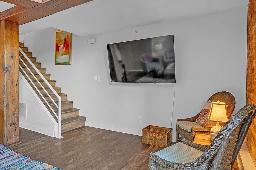 Building Photo - 121 S Main St