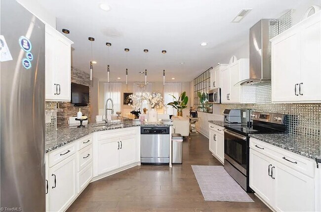 Building Photo - Lease to Own