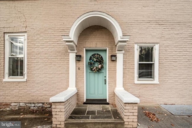 Primary Photo - 6 E Cecil St